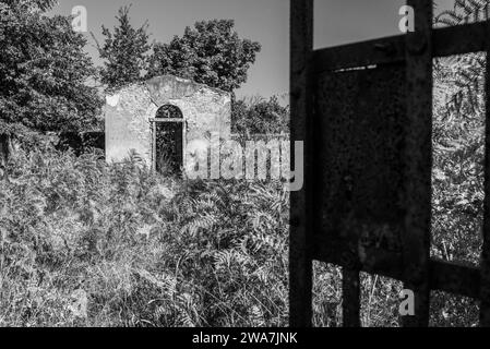 Ein kleiner verlassener Friedhof in der Nähe des Klosters Cellole in der wunderschönen Landschaft der Toskana, Italien Stockfoto