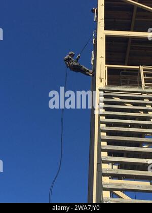 US-Streitkräfte. 160523XX999-001 MARINESTÜTZPUNKT ROTA, Spanien (23. Mai 2016) Anthony Brown vom Fifth Platoon, der Flotte Anti-Terror Security Team Company, Europe (FASTEUR) zugewiesen wurde, führt Abseilproben von einem 60 Fuß hohen Helicopter Rope Suspension Techniques (HRST) Turm an Bord der MARINESTÜTZPUNKT Rota, Spanien, 19. Mai 2016 durch. Der fünfte Zug mit Hauptsitz in Rota, Spanien, führt rasche Maßnahmen zur Terrorismusbekämpfung und zur Sicherheit durch, um lebenswichtige nationale und Marine-Ressourcen zu schützen. (Foto des U.S. Marine Corps von Kapitän Andrew Booth/veröffentlicht) Stockfoto