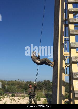 US-Streitkräfte. 160523XX999-004 MARINESTÜTZPUNKT ROTA, Spanien (23. Mai 2016) Justin Odom, vom fünften Zug, der der Flotte Anti-Terror Security Team Company, Europe (FASTEUR) zugewiesen ist, führt Abseilproben von einem 60 Fuß hohen Helicopter Rope Suspension Techniques (HRST) Tower durch, während er an Bord ist, Marinestützpunkt Rota, Spanien, 19. Mai 2016. Der fünfte Zug mit Hauptsitz in Rota, Spanien, führt rasche Maßnahmen zur Terrorismusbekämpfung und zur Sicherheit durch, um lebenswichtige nationale und Marine-Ressourcen zu schützen. (Foto des U.S. Marine Corps von Kapitän Andrew Booth/veröffentlicht) Stockfoto