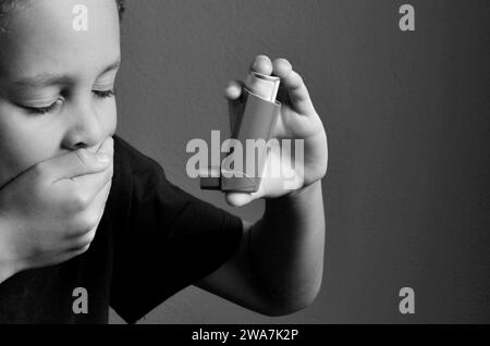 Kind mit Grippe mit Inhalator Atemschutz auf grauem Hintergrund mit Menschen Stockfoto Stockfoto