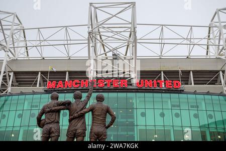 United Trinity Statue mit den Manchester United Legenden George Best, Denis Law und Sir Bobby Charlton auf dem Bild vor dem Old Trafford Stadion in Manche Stockfoto