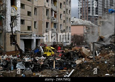 Kiew, Ukraine. Januar 2024. Zerstörtes mehrstöckiges Wohngebäude infolge eines Raketenangriffs der russischen Armee. Die russische Armee schlug mächtige Raketenangriffe auf die Ukraine ab. Bei der Bombardierung der Hauptstadt der Ukraine starben mindestens 2 Menschen und 49 wurden verletzt. Quelle: SOPA Images Limited/Alamy Live News Stockfoto