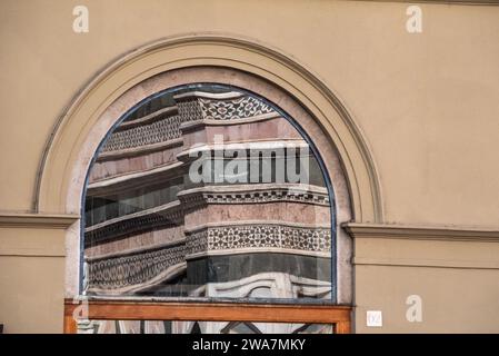 Reflexion der Fassade der Kathedrale Santa Maria del Fiore in Florenz in einem angrenzenden Schaufenster, Italien Stockfoto