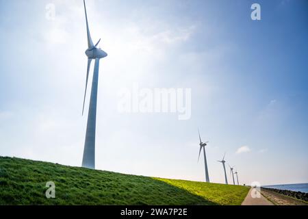 Windenergieanlage auf einem grünen Feld Stockfoto