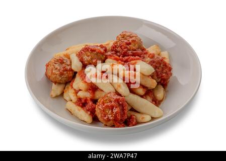 Gnocchi mit Tomatensauce und Fleischbällchen in weißer Platte isoliert auf weiß mit Schnittpfad im Preis inbegriffen. Typische Gnocchi aus den italienischen Alpen. Gnocchi f Stockfoto