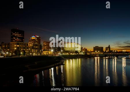 Skyline von Dayton bei Sonnenuntergang. Miami River im Vordergrund. Dayton, Ohio, USA. Stockfoto