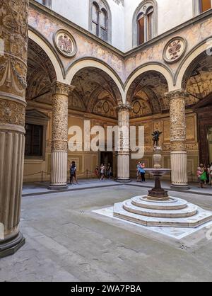 Berühmter, reich dekorierter Innenhof des Palazzo Vecchio in Florenz, Italien Stockfoto