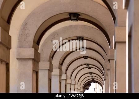 Ein Bogengang in der Nähe der Ponte Vecchio in der Innenstadt von Florenz, Italien Stockfoto