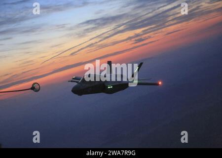 US-Streitkräfte. 160621UQ579-026 YUMA, Ariz. (21. Juni 2016) U.S. Marine Corps F35B Lighting II, die der Marine Fighter Attack Squadron 121, Marine Air Group 13, 3D Marine Aircraft Wing (MAW) zugewiesen wurde, nahm an Luftbetankungsmissionen mit KC130J Super Hercules Teil, die der Marine Aerial Refueler Transport Squadron 352, Marine Air Group 11, zugewiesen wurden. 3. MAW auf der Marine Corps Air Station Yuma, Ariz Die Mission bestand darin, Luftbetankungsfähigkeiten für die F35B Lighting II zu zeigen (U.S. Marine Corps Foto von Lance CPL. Joshua McAlpine/veröffentlicht) Stockfoto