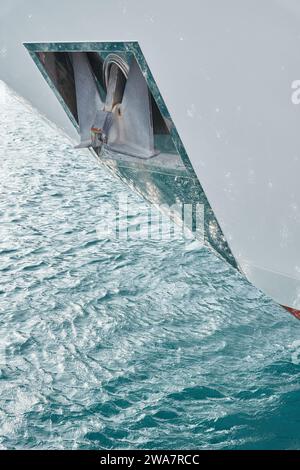 Sonnenstrahlen auf Hochglanzbrett der Mega-Yacht, Anker, Ruhe im Hafen Herkules, Bug des vertäuten riesigen Bootes an sonnigen Tagen, Monaco, Monte-Carlo Stockfoto