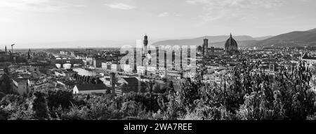 Skyline der Innenstadt von Florenz bei Sonnenuntergang, von der berühmten Piazzale Michelangelo aus gesehen, Italien Stockfoto