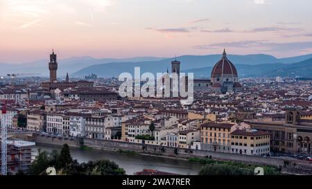 Skyline der Innenstadt von Florenz bei Sonnenuntergang, von der berühmten Piazzale Michelangelo aus gesehen, Italien Stockfoto