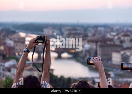 Große Touristenmassen auf der Piazzale Michelangelo genießen den Sonnenuntergang über Florenz, Italien Stockfoto