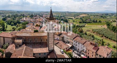 Aus der Vogelperspektive auf die kleine mittelalterliche Stadt Vinci in der Toskana, Italien, Geburtsort des Genies Leonardo da Vinci Stockfoto