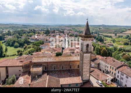 Aus der Vogelperspektive auf die kleine mittelalterliche Stadt Vinci in der Toskana, Italien, Geburtsort des Genies Leonardo da Vinci Stockfoto