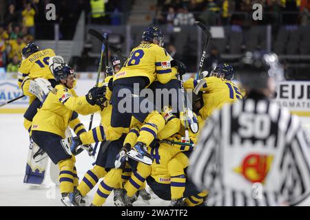 Göteborg, Schweden . Januar 2024. GÖTEBORG, SCHWEDEN 20240102Schweden feiert den Gewinn des Eishockey-Viertelfinales der IIHF Juniorenweltmeisterschaft zwischen Schweden und der Schweiz im Skandinavium in Göteborg, Schweden, am 2. Januar 2024. Foto: Adam Ihse/TT/Kod 9200 Credit: TT News Agency/Alamy Live News Stockfoto