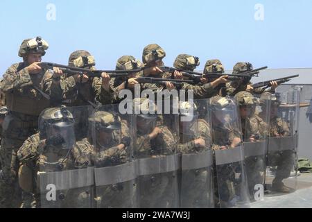 US-Streitkräfte. 160712KK554-055 MITTELMEER (12. Juli 2016) Marines mit Golfbatterie, Bataillon Landing Team, 1. Bataillon, 6. Marineregiment, 22. Marine Expeditionary Unit (MEU) sehen über eine Linie von Aufruhrschilden während des Aufruhrschutzes auf dem Vorläufer des amphibischen Transportdockschiffs USS San Antonio (LPD-17) 12. Juli 2016. Die 22nd MEU, die zusammen mit der Wasp Amphibious Ready Group eingesetzt wurde, führt Marineoperationen im 6. US-Flottengebiet durch, um die nationalen Sicherheitsinteressen der USA in Europa zu unterstützen. (Foto des U.S. Marine Corps von Sgt. Ryan Young) Stockfoto