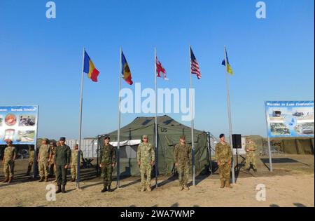 US-Streitkräfte. 160718ZZ999-001 SHYROKI LAN, Ukraine (18. Juli 2016)- Lance CPL. Mark D’Antonio, aus Fredericksburg, Virginia, zweiter von rechts, nimmt an der Eröffnungszeremonie der Übung Sea Breeze 2016 Teil. Im Rahmen dieser Übung lieferten Marines des Anti-Terror Security Teams Europe (FASTEUR), First Platoon, mehrere Nationen, darunter die ukrainischen Marines, die rumänische Armee, die georgische Armee und die moldauische Armee, Anweisungen. FASTEUR, First Platoon, mit Hauptsitz in Rota, Spanien, ist bereit, rasche Maßnahmen zur Terrorismusbekämpfung und zur Sicherheit durchzuführen Stockfoto