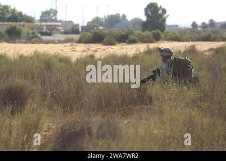 US-Streitkräfte. 160719KK554-007 ZEELIM-AUSBILDUNGSEINRICHTUNG, Israel (19. Juli 2016) Ein Marine mit Battalion Landing Team, 1. Bataillon, 6. Marine-Regiment, 22. Marine Expeditionary Unit (MEU), hält Sicherheit in einer Landezone für eine Massentätigkeit von Unfällen am 19. Juli während Noble Shirley 16, einer bilateralen Trainingsübung mit den israelischen Verteidigungskräften. Die 22nd MEU, die zusammen mit der Wasp Amphibious Ready Group eingesetzt wurde, führt Marineoperationen im 6. US-Flottengebiet durch, um die nationalen Sicherheitsinteressen der USA in Europa zu unterstützen. (Foto des U.S. Marine Corps von Sgt. Ryan Young/Released) Stockfoto