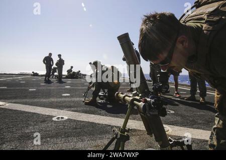 US-Streitkräfte. 160720LZ389-086 Mittelmeer (20. Juli 2016) Marines mit Bataillons Landing Team, Waffenstation, 1. Bataillon, 6. Marines, 22. Marine Expeditionary Unit (MEU) richteten 60-mm-Mörsersysteme ein, während sie Kanonenbohrungen auf dem Flugdeck des Amphibien-Dock-Landungsschiffs USS Whidbey Island (LSD-41) im Mittelmeer durchführen; Juli 2016. Die 22nd MEU, die zusammen mit der Wasp Amphibious Ready Group eingesetzt wurde, führt Marineoperationen im US-Gebiet der 6. Flotte durch, um die nationalen Sicherheitsinteressen der USA in Europa zu unterstützen. (Foto des U.S. Marine Corps von Gunnery Sgt. Neill Stockfoto