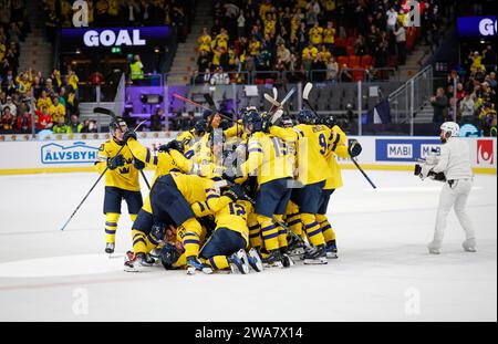 Göteborg, Schweden . Januar 2024. GÖTEBORG, SCHWEDEN 20240102Schweden feiert den Gewinn des Eishockey-Viertelfinales der IIHF Juniorenweltmeisterschaft zwischen Schweden und der Schweiz im Skandinavium in Göteborg, Schweden, am 2. Januar 2024. Foto: Adam Ihse/TT/Kod 9200 Credit: TT News Agency/Alamy Live News Stockfoto