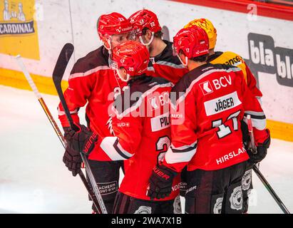 Lausanne, Waadt, Schweiz. Januar 2024. Lausanne Schweiz, 01.02.2024: Der Lausanner HC feiert sein Tor mit seinen Teamkollegen im ersten Spiel des Jahres 2024. Das Spiel am 35. Tag der Saison 2023-2024 fand in der Waadtländer Arena in Lausanne zwischen dem Lausanne HC und dem HC Biel-Bienne statt. (Kreditbild: © Eric Dubost/ZUMA Press Wire) NUR REDAKTIONELLE VERWENDUNG! Nicht für kommerzielle ZWECKE! Stockfoto