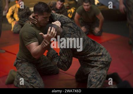 US-Streitkräfte. 160722MK246-025 MITTELMEER (22. Juli 2016) Marines, die der 22nd Marine Expeditionary Unit (MEU) zugewiesen sind, nehmen am 22. Juli 2016 an Bord des amphibischen Angriffsschiffs USS Wasp (LHD 1) am Martial Arts Instructors Kurs Teil. Die 22nd MEU, die zusammen mit der Wasp Amphibious Ready Group eingesetzt wurde, führt Marineoperationen im Gebiet der 6th Fleet durch, um die nationalen Sicherheitsinteressen der USA in Europa zu unterstützen. (Foto des U.S. Marine Corps von CPL. John A. Hamilton, Jr./veröffentlicht) Stockfoto