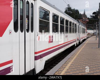 Schmalspurzug der Baureihe 442 RENFE, parkt am Bahnhof Cercedilla, Linie C-9, nach Navacerrada und Cercedilla. Madrid, 2. Januar 2024 Spanien Stockfoto