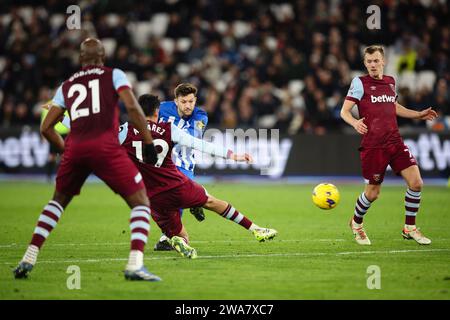 LONDON, UK - 2. Januar 2024: Adam Lallana aus Brighton & Hove Albion dreht während des Premier League-Spiels zwischen West Ham United und Brighton und Hove Albion im London Stadium (Foto: Craig Mercer/ Alamy Live News) Stockfoto