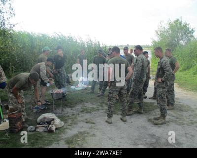 US-Streitkräfte. 160724ZZ999-001 SHYROKY LAN, Ukraine (24. Juli 2016)- US-Marines des Anti-Terror-Sicherheitsteams der Flotte Europa (FASTEUR), First Platoon und ukrainische Marines unterbrechen das Training, um nach der Unterweisung der Übung Sea Breeze 2016 eine Mahlzeit zu teilen. In den letzten 10 Tagen trainierten die US-Marines mit ukrainischen Marines Infanterietaktiken, einschließlich Fahrzeugoperationen, Kampfflugzeug und Patrouillenformationen. FASTEUR, First Platoon mit Hauptsitz in Rota, Spanien, ist bereit, rasche Antiterrormaßnahmen und Sicherheitseinsätze durchzuführen, um zu protestieren Stockfoto