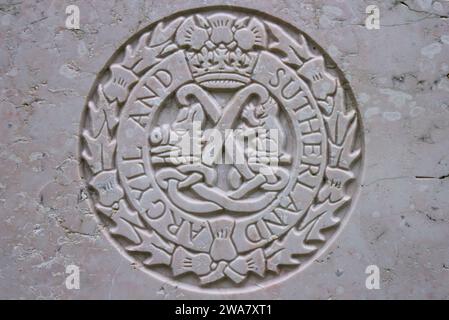 Das Argyll and Sutherland Highlanders Regimental Emblem auf einem Grabstein aus dem Ersten Weltkrieg in Bedford, England Stockfoto