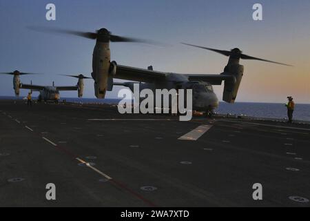 US-Streitkräfte. 160728AF202-108 MITTELMEER (28. Juli 2016) Marines und Seeleute, die der 22nd Marine Expeditionary (MEU) Unit und dem amphibischen Sturmschiff USS Wasp (LHD 1) zugewiesen sind, führen am 28. Juli 2016 Flugoperationen an Bord der Wasp durch. Die 22nd MEU, die zusammen mit der Wasp Amphibious Ready Group eingesetzt wurde, führt Marineoperationen im Gebiet der 6th Fleet durch, um die nationalen Sicherheitsinteressen der USA in Europa zu unterstützen. (Foto des U.S. Marine Corps von Lance CPL. Koby I. Saunders/Freigegeben) Stockfoto