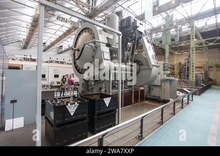 Im Toyota Memorial Museum of Industry and Technology in Nagoya, Japan. Mit schweren Maschinen, die in der Vergangenheit in der Automobilherstellung verwendet wurden. Stockfoto