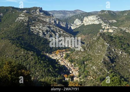 Das Dorf Saint-Guilhem-le-Desert vom Belvedere de Puechabon aus gesehen. Eines der schönsten Dörfer Frankreichs. Occitanie, Frankreich Stockfoto