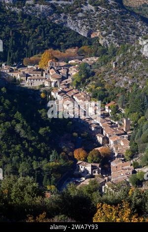 Das Dorf Saint-Guilhem-le-Desert vom Belvedere de Puechabon aus gesehen. Eines der schönsten Dörfer Frankreichs. Occitanie, Frankreich Stockfoto