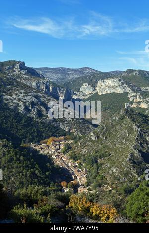 Das Dorf Saint-Guilhem-le-Desert vom Belvedere de Puechabon aus gesehen. Eines der schönsten Dörfer Frankreichs. Occitanie, Frankreich Stockfoto