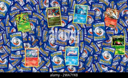Sammlung authentischer gebrauchter Pokémon Trading Cards Bannerüberschrift, Sammlerstück japanisches Spiel. Stockfoto
