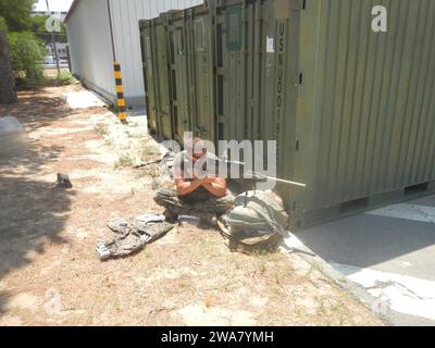 US-Streitkräfte. 160811EU999-001- NAVSTA ROTA, Spanien (11. August 2016)- CPL. Hunter Day aus Lafayette, Indiana, führt Beobachtungstraining mit dem M110 Sniper System für spezielle Anwendungen durch. FASTEUR, First Platoon, mit Hauptsitz in Rota, Spanien, ist bereit, rasche Maßnahmen zur Terrorismusbekämpfung und zur Gefahrenabwehr durchzuführen, um lebenswichtige nationale und Marine-Ressourcen zu schützen. (Foto des U.S. Marine Corps von Captain Joseph Trippi). Stockfoto