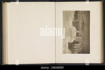 Überreste in der Nähe der Ruanweli-Dagaba, Henry William Cave, 1896 fotomechanischer Druck Anuradhapura Papier Woodburygravure Orte und Objekte der Anbetung  Hinduismus, Buddhismus, Jainismus. Landschaft mit Ruinen. Säule, Säule  Architektur Stockfoto