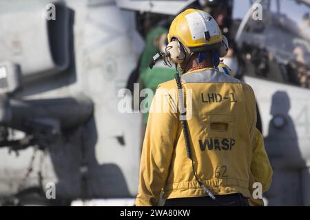 US-Streitkräfte. 160901AF202-010 MITTELMEER (1. September 2016) Marines, die der 22. Marine Expeditionary Unit (MEU) zugewiesen sind, und Seeleute, die dem amphibischen Angriffsschiff USS Wasp (LHD 1) zugeordnet sind, starten vom 1. September 2016 aus. Die 22. MEU, die auf Wasp eingelaufen ist, führt im Rahmen der Operation Odyssey Lightning Präzisionsangriffe zur Unterstützung der libyschen Regierung der auf nationaler Übereinstimmung gerichteten Streitkräfte gegen Daesh-Ziele in Sirte, Libyen, durch. (Foto des U.S. Marine Corps von Lance CPL. Koby I. Saunders Stockfoto