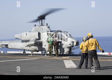 US-Streitkräfte. 160901AF202-001 MITTELMEER (1. September 2016) Marines, die der 22. Marine Expeditionary Unit (MEU) zugewiesen sind, und Seeleute, die dem amphibischen Angriffsschiff USS Wasp (LHD 1) zugeordnet sind, starten am 1. September 2016 eine AH-1W Super Cobra vom Flugdeck. Die 22. MEU, die auf Wasp eingelaufen ist, führt im Rahmen der Operation Odyssey Lightning Präzisionsangriffe zur Unterstützung der libyschen Regierung der auf nationaler Übereinstimmung gerichteten Streitkräfte gegen Daesh-Ziele in Sirte, Libyen, durch. (Foto des U.S. Marine Corps von Lance CPL. Koby I. Saunders) Stockfoto