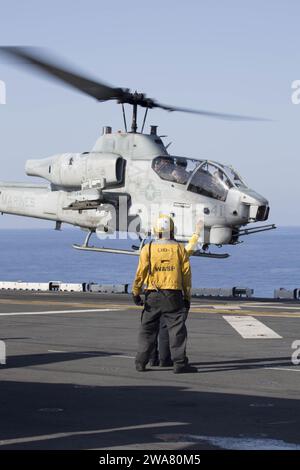 US-Streitkräfte. 160901AF202-018 MITTELMEER (1. September 2016) Marines, die der 22. Marine Expeditionary Unit (MEU) zugewiesen sind, und Seeleute, die dem amphibischen Angriffsschiff USS Wasp (LHD 1) zugeordnet sind, starten am 1. September 2016 eine AH-1W Super Cobra vom Flugdeck. Die 22. MEU, die auf Wasp eingelaufen ist, führt im Rahmen der Operation Odyssey Lightning Präzisionsangriffe zur Unterstützung der libyschen Regierung der auf nationaler Übereinstimmung gerichteten Streitkräfte gegen Daesh-Ziele in Sirte, Libyen, durch. (Foto des U.S. Marine Corps von Lance CPL. Koby I. Saunders) Stockfoto