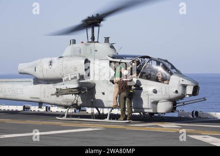 US-Streitkräfte. 160901AF202-006 MITTELMEER (1. September 2016) Marines, die der 22. Marine Expeditionary Unit (MEU) zugewiesen sind, und Seeleute, die dem amphibischen Angriffsschiff USS Wasp (LHD 1) zugeordnet sind, starten vom 1. September 2016 aus. Die 22. MEU, die auf Wasp eingelaufen ist, führt im Rahmen der Operation Odyssey Lightning Präzisionsangriffe zur Unterstützung der libyschen Regierung der auf nationaler Übereinstimmung gerichteten Streitkräfte gegen Daesh-Ziele in Sirte, Libyen, durch. (Foto des U.S. Marine Corps von Lance CPL. Koby I. Saunders) Stockfoto