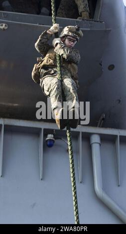 US-Streitkräfte. 160903MK246-010 MITTELMEER (3. September 2016) Marines, die der Alpha Kompanie, dem Battalion Landing Team, dem 1. Bataillon, dem 6. Marine Regiment, der 22. Marine Expeditionary Unit (MEU) zugewiesen sind, führen schnelles Seiltraining an Bord des amphibischen Angriffsschiffs USS Wasp (LHD 1), 3. September 2016 durch. Die 22. MEU, die zusammen mit der Wasp Amphibious Ready Group eingesetzt wurde, führt Marineoperationen im Gebiet der 6. US-Flotte durch, um die nationalen Sicherheitsinteressen der USA in Europa und Afrika zu unterstützen. (Foto des U.S. Marine Corps von CPL. John A. Hamilton Jr.) Stockfoto