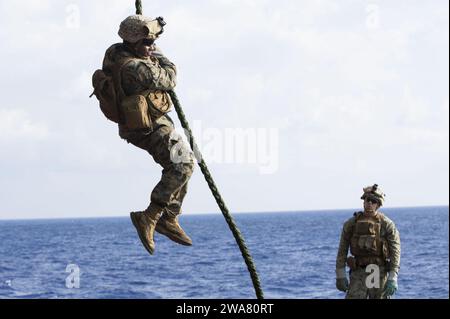 US-Streitkräfte. 160903MK246-003 MITTELMEER (3. September 2016) Marines, die der Alpha Kompanie, dem Battalion Landing Team, dem 1. Bataillon, dem 6. Marine Regiment, der 22. Marine Expeditionary Unit (MEU) zugewiesen sind, führen schnelles Seiltraining an Bord des amphibischen Angriffsschiffs USS Wasp (LHD 1), 3. September 2016 durch. Die 22. MEU, die zusammen mit der Wasp Amphibious Ready Group eingesetzt wurde, führt Marineoperationen im Gebiet der 6. US-Flotte durch, um die nationalen Sicherheitsinteressen der USA in Europa und Afrika zu unterstützen. (Foto des U.S. Marine Corps von CPL. John A. Hamilton Jr.) Stockfoto