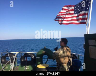 US-Streitkräfte. 161004N0901-001 MITTELMEER- Seaman Austin George, der Coastal Riverine Squadron FOUR (CRS-4) aus Indianapolis zugeteilt wurde, steht Antiterror-Beobachtung, die den kleinen Bootsverkehr überwacht und gleichzeitig die Point Defense für M/T ÜBERSEE MYKONOS bietet. Seeleute, die dem CRS-4 zugewiesen sind, werden derzeit für Missionen des Sicherheitsteams eingesetzt. EST-Mitglieder mit Hauptsitz in Rota, Spanien, sind bereit, Missionen durchzuführen, um lebenswichtige Marinegüter zu schützen. (Foto der U.S. Navy von Petty Officer Third Class Christopher Correa/veröffentlicht) Stockfoto