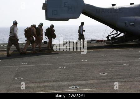 US-Streitkräfte. 161008MK246-006 MITTELMEER (8. Oktober 2016) Marines, die der 22nd Marine Expeditionary Unit (MEU) zugewiesen wurden, besteigen am 8. Oktober 2016 eine MV-22B Osprey auf dem Flugdeck des amphibischen Angriffsschiffs USS Wasp (LHD 1). Die 22. MEU, die zusammen mit der Wasp Amphibious Ready Group eingesetzt wird, führt Marineoperationen zur Unterstützung der nationalen Sicherheitsinteressen der USA in Europa durch. (Foto des U.S. Marine Corps von CPL. John A. Hamilton Jr.) Stockfoto