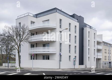 Nancy, Frankreich - Schwerpunkt auf einem modernen weißen und dunkelgrauen Wohnkomplex am Straßenrand. Stockfoto