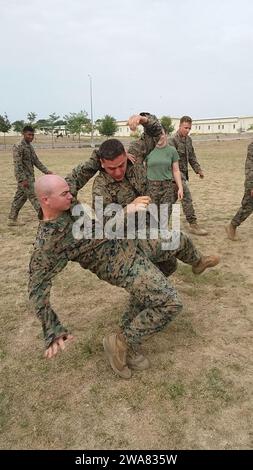 US-Streitkräfte. 161013N0901-001- ROTA, Spanien (12. Oktober 2016) CPL. Zackary Renshaw aus Eufaula, Ala., zugewiesen zum 2. Platoon Fleet Anti-Terror Security Team (FAST) Company Europe, kämpft mit Lance CPL. Jacob Slezak aus Rocky Point, N.C. während einer Martial Arts Program-Schulung des Marine Corps auf der Martial Arts Station Rota 12. Oktober 2016. Marines der 2nd Platoon FAST Company Europe führen expeditive Anti-Terror- und Sicherheitseinsätze in ganz Europa und Afrika durch, um lebenswichtige Marine- und nationale Vermögenswerte zu schützen. (Foto des U.S. Marine Corps von Staff Sgt. Davis) Stockfoto