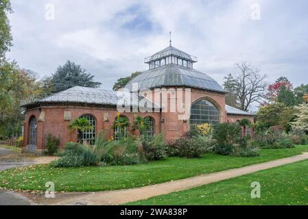 Montigny-lès-Metz, Frankreich - Schwerpunkt auf dem Gewächshaus im botanischen Garten von Montigny-lès-Metz, das 1898 aus rotem Backstein mit Glasdach erbaut wurde. Stockfoto